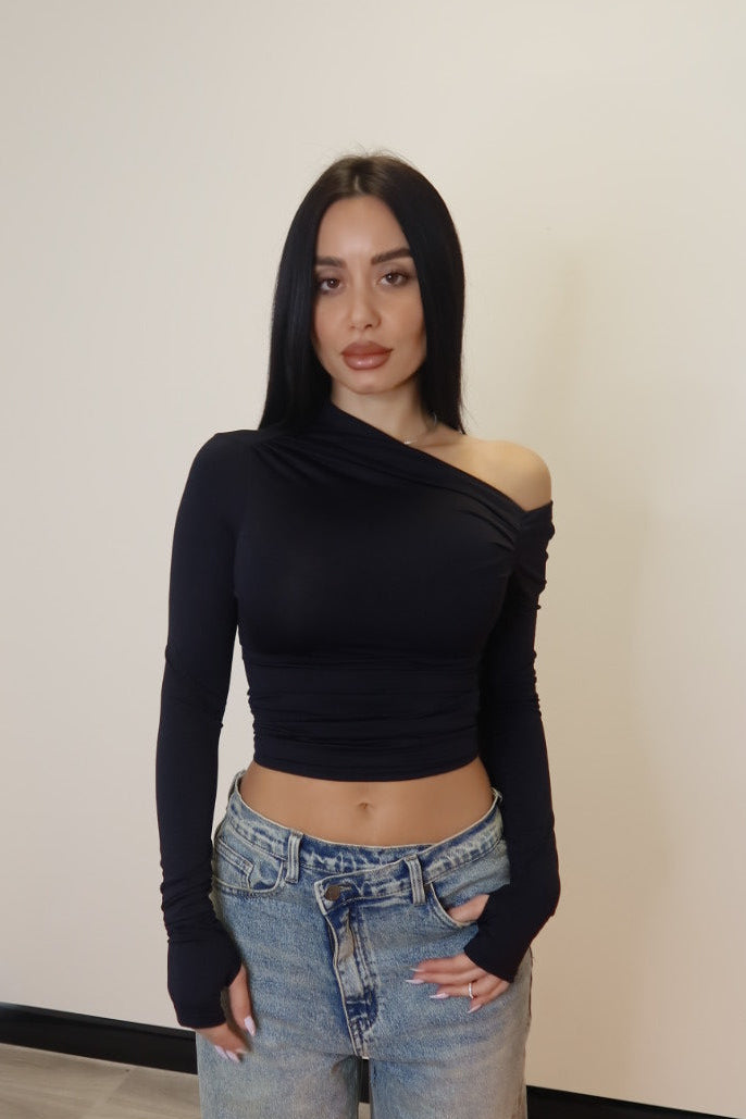 Maglia con taglio asimmetrico