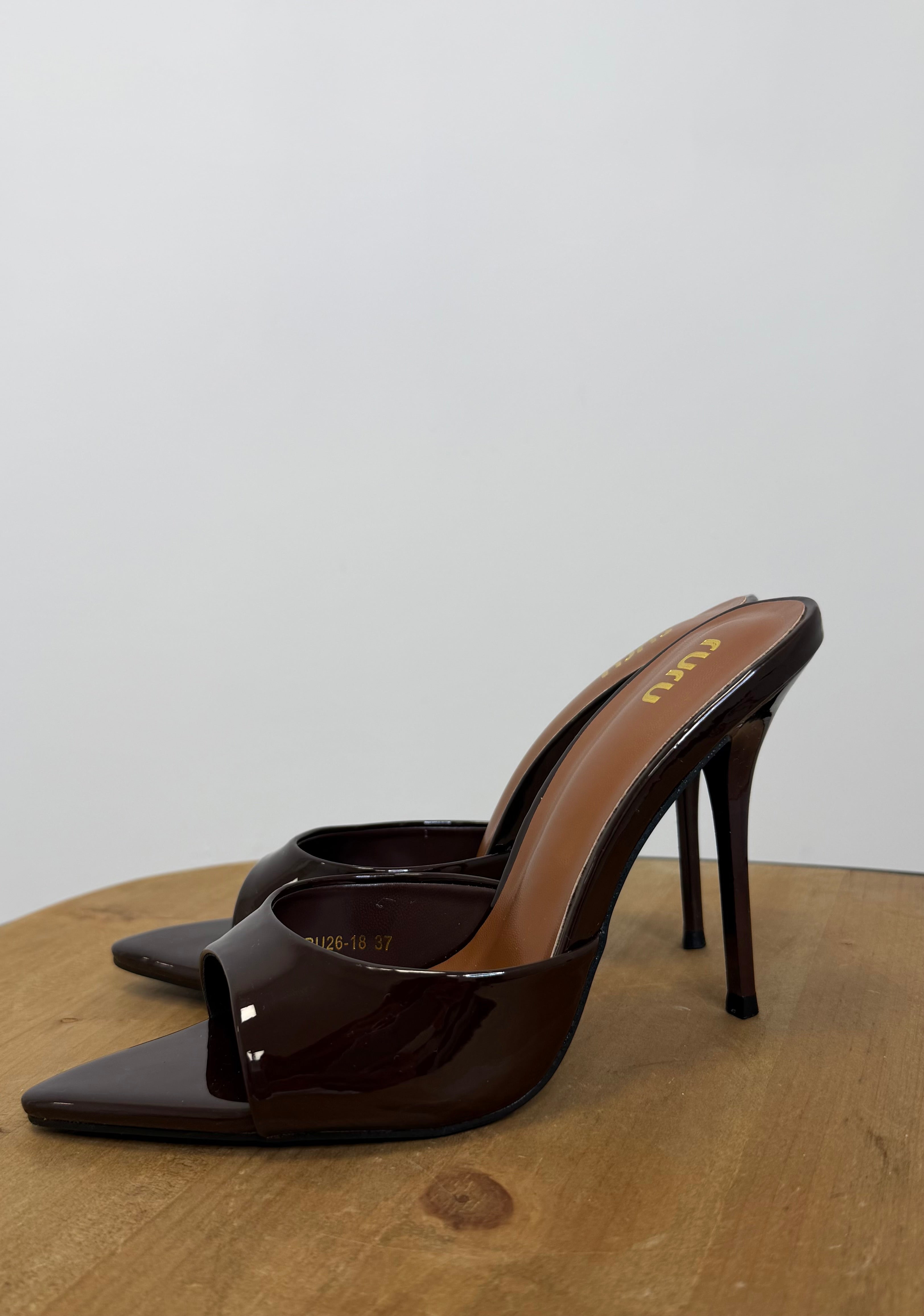 Sandalo effetto vernice