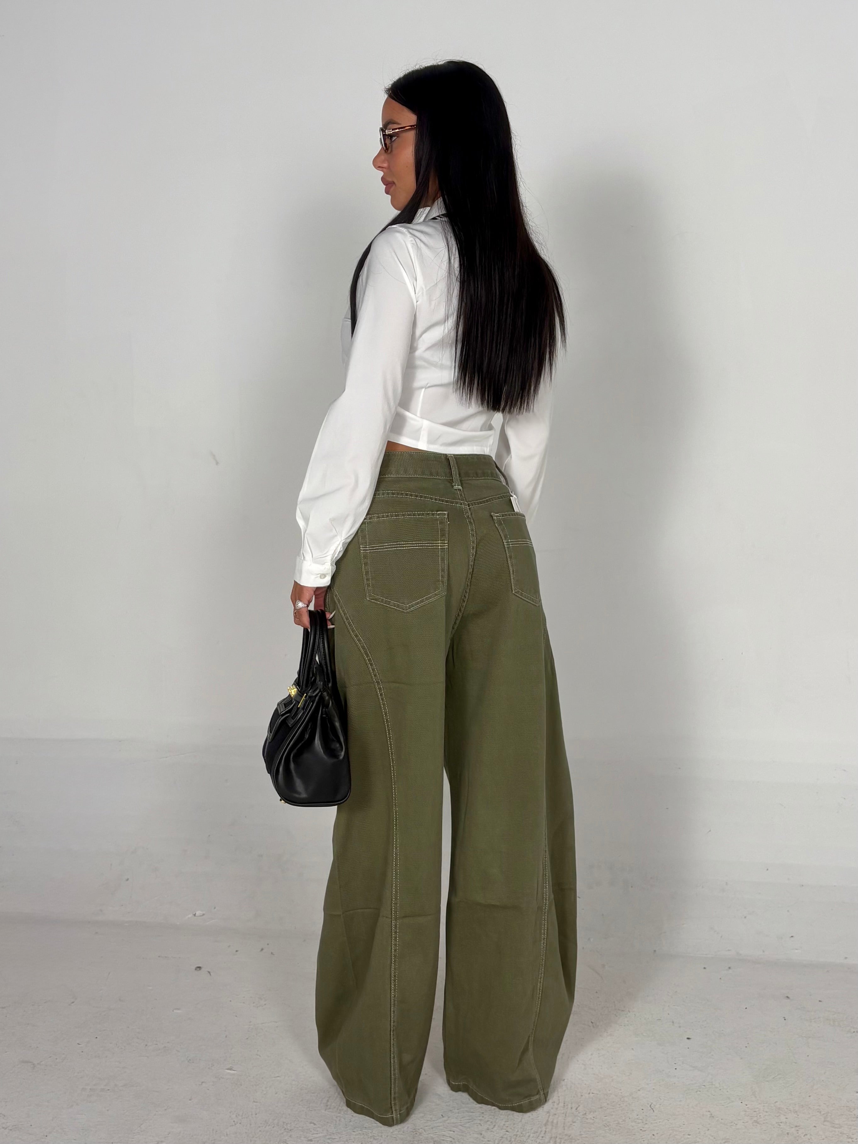 Jeans con cuciture bianche verde