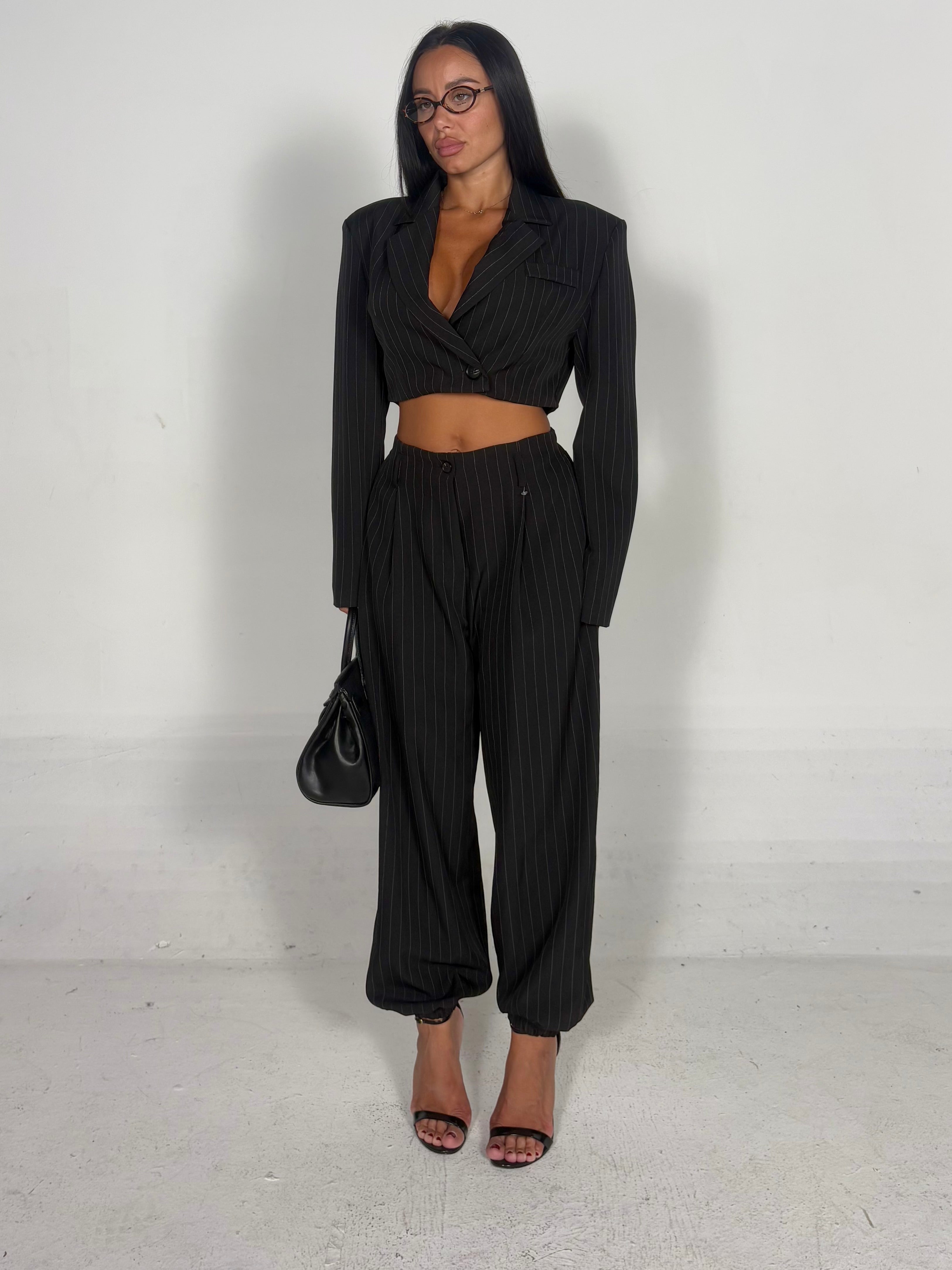 Tailleur gessato con elastico nero