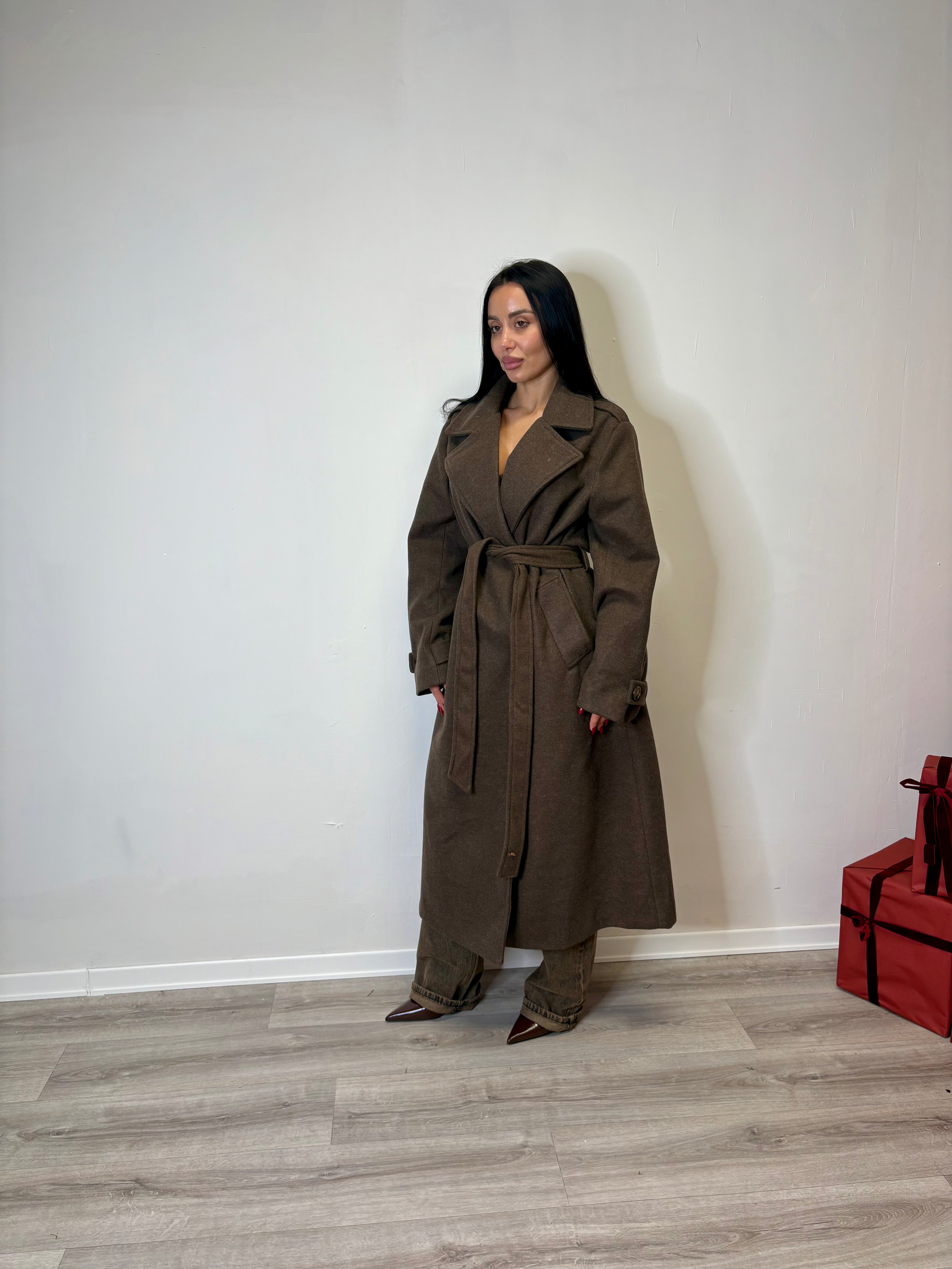 Cappotto con cintura marrone