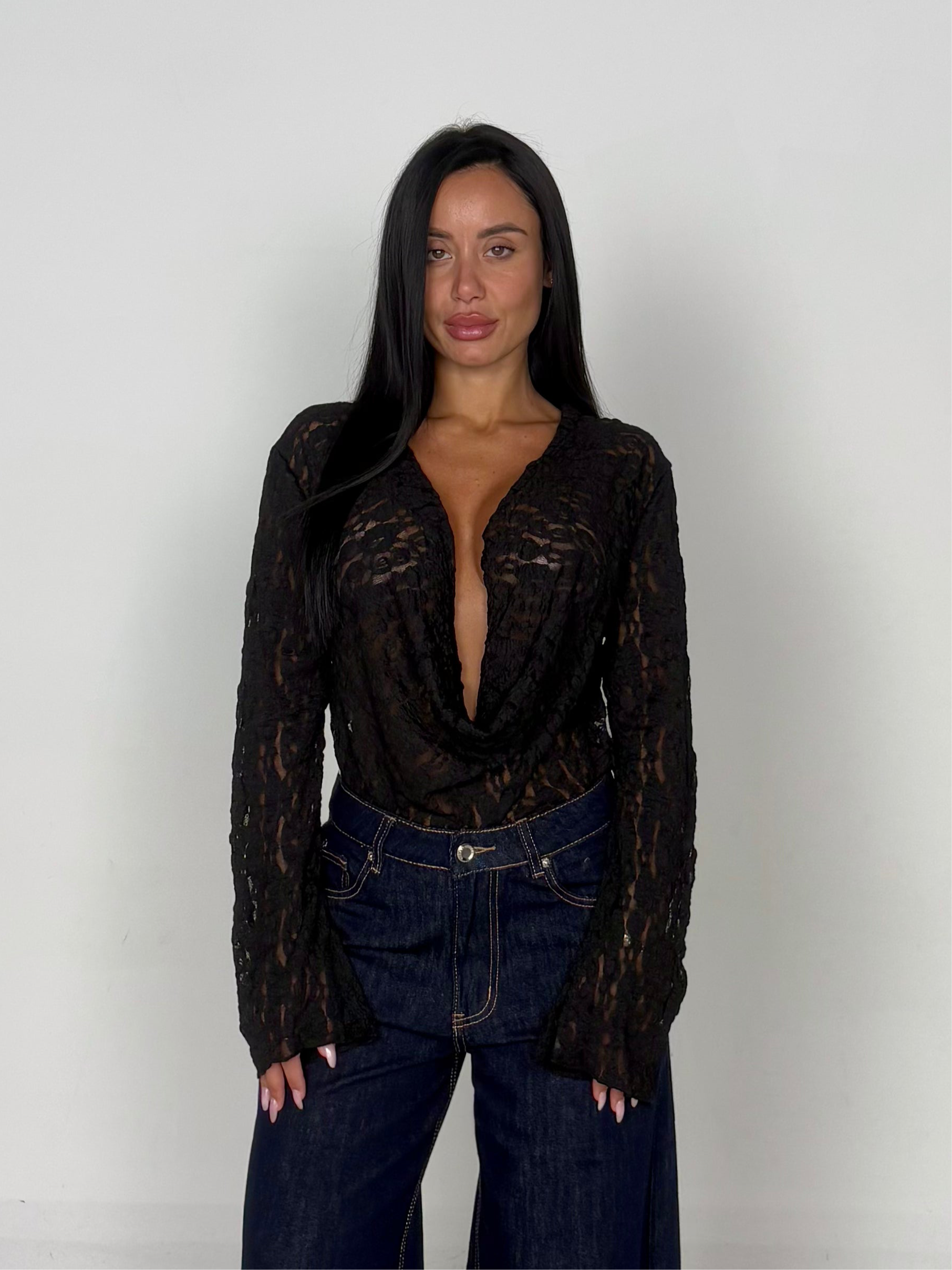 Maglia in pizzo con scollo nero