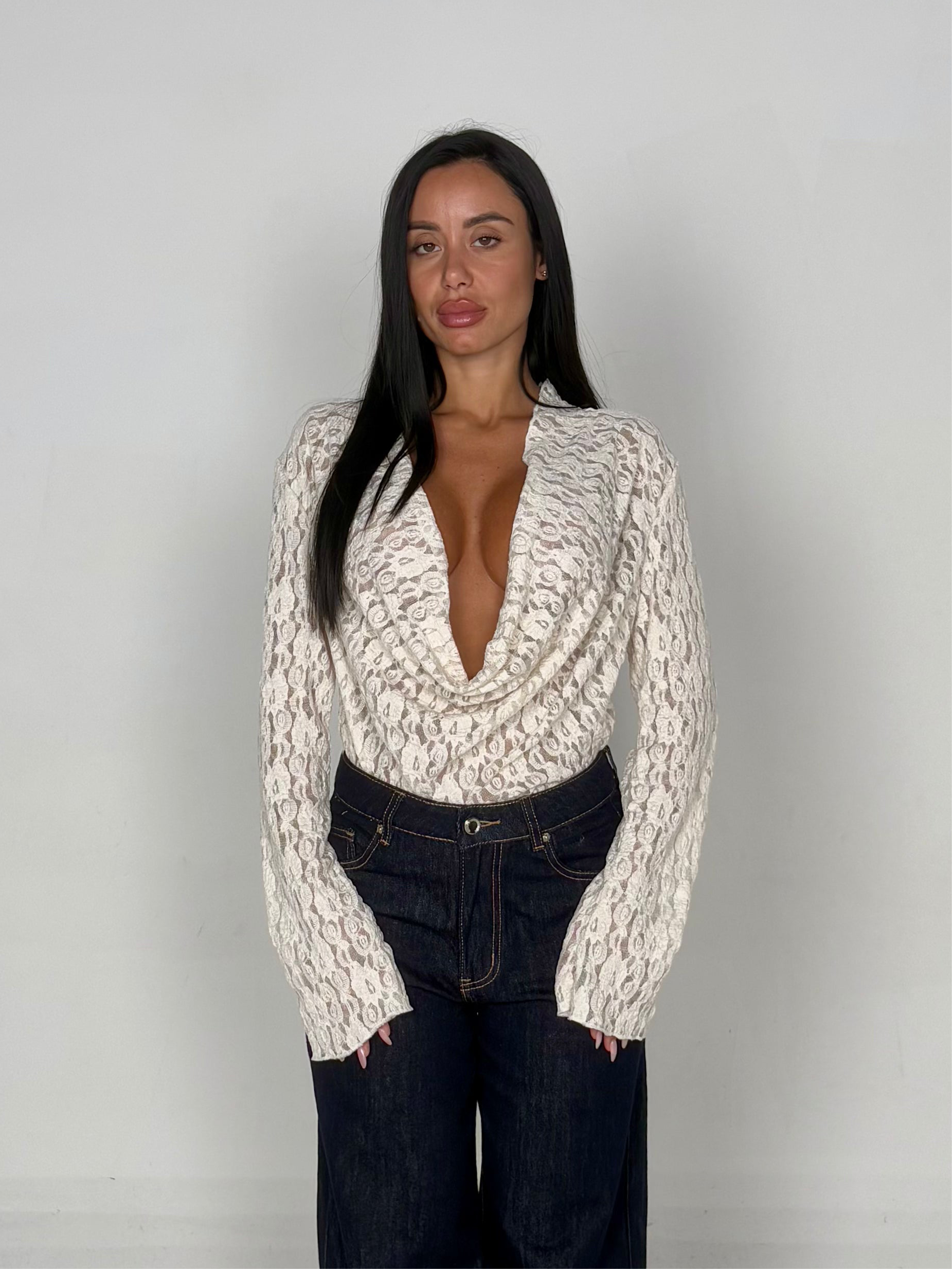 Maglia in pizzo con scollo bianco