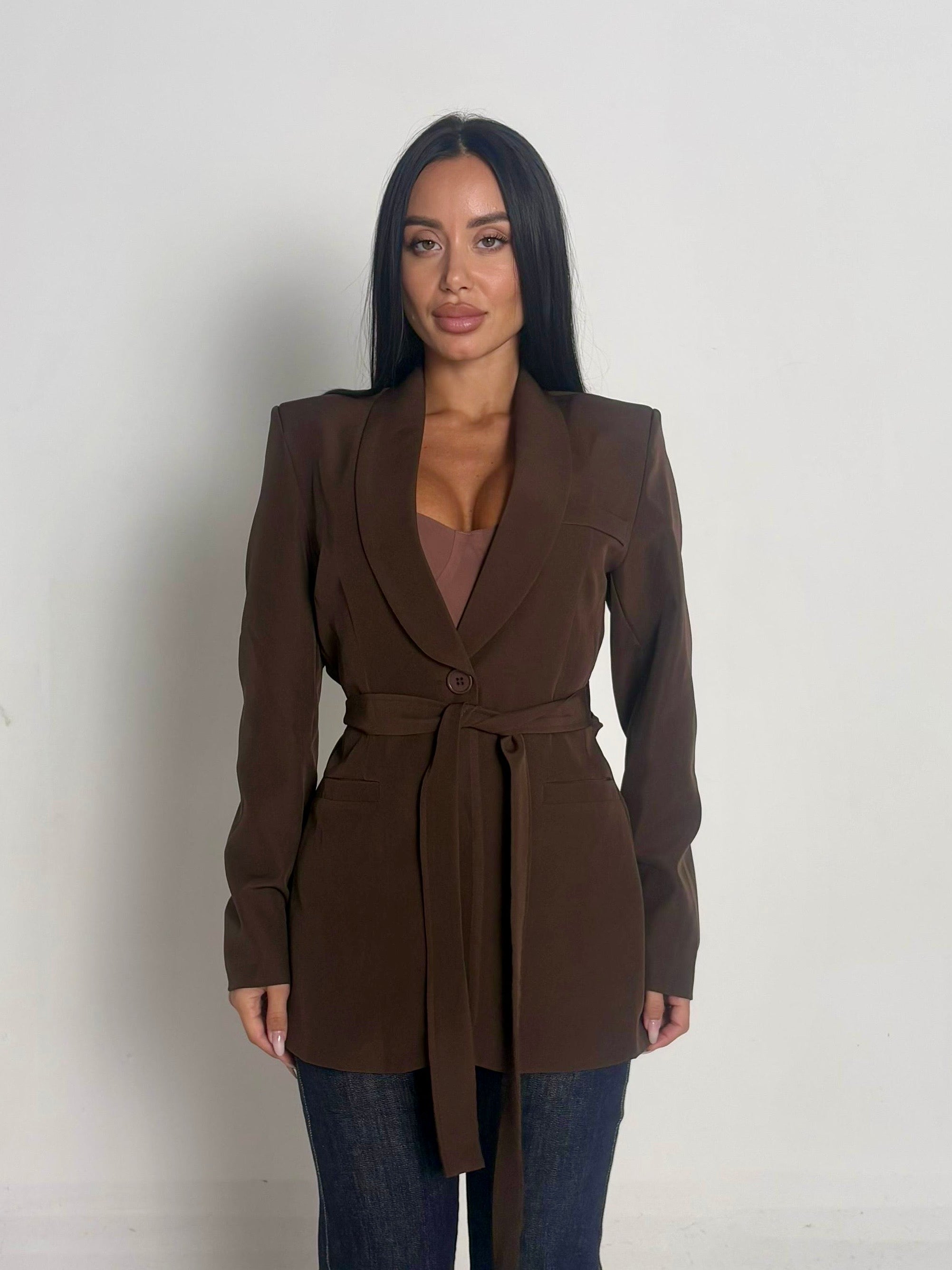 Giacca con cintura marrone