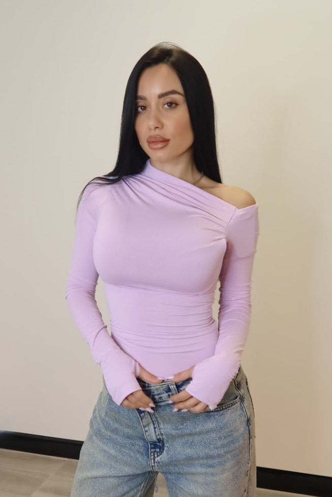 Maglia con taglio asimmetrico