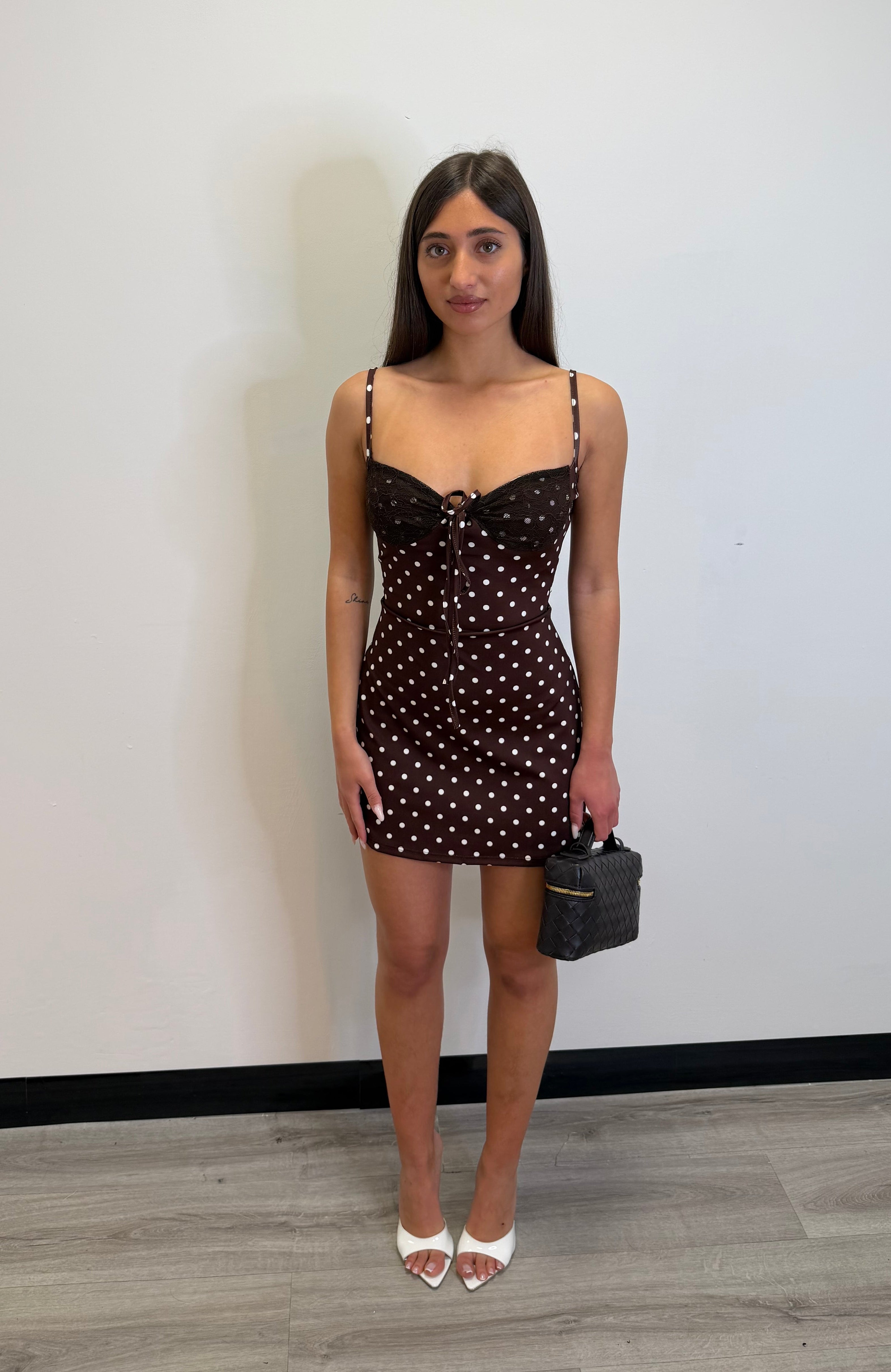 Abito a pois con dettagli in pizzo