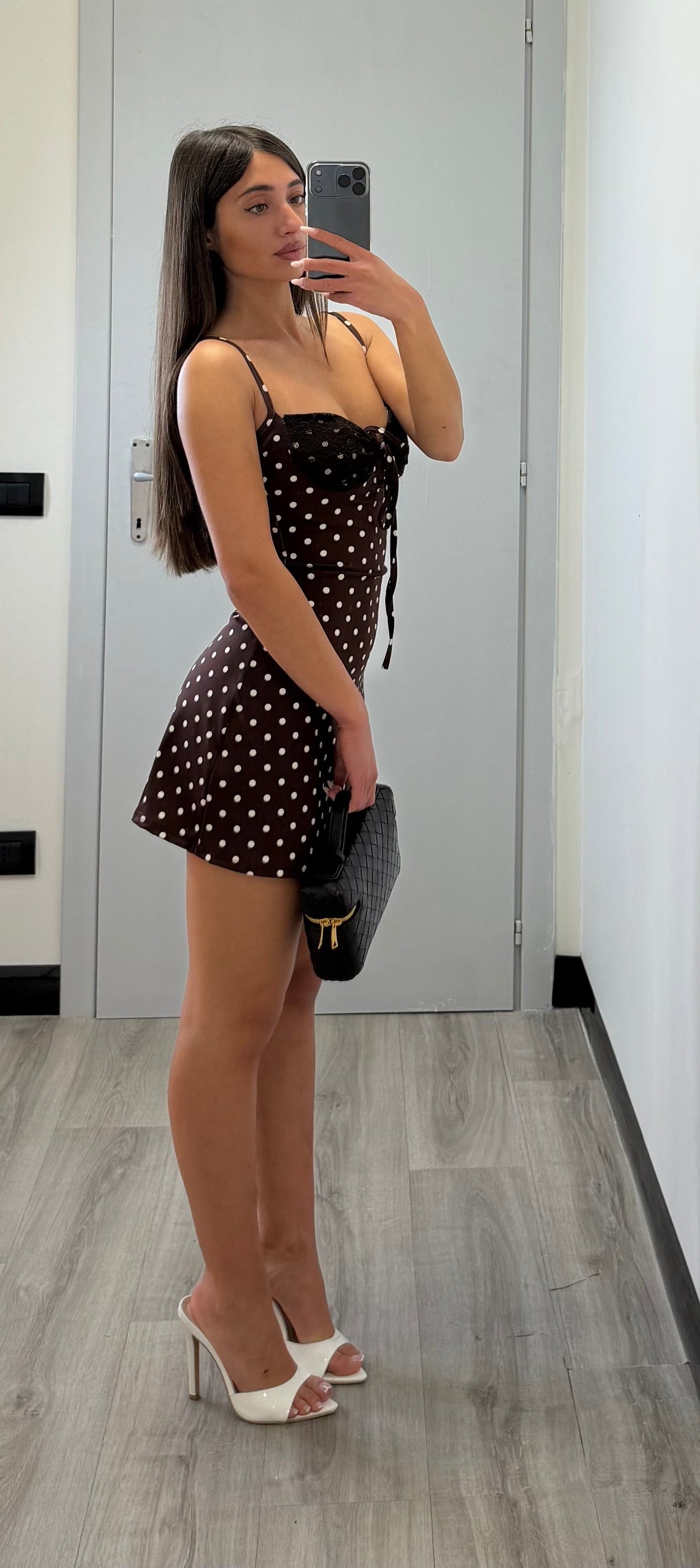Abito a pois con dettagli in pizzo