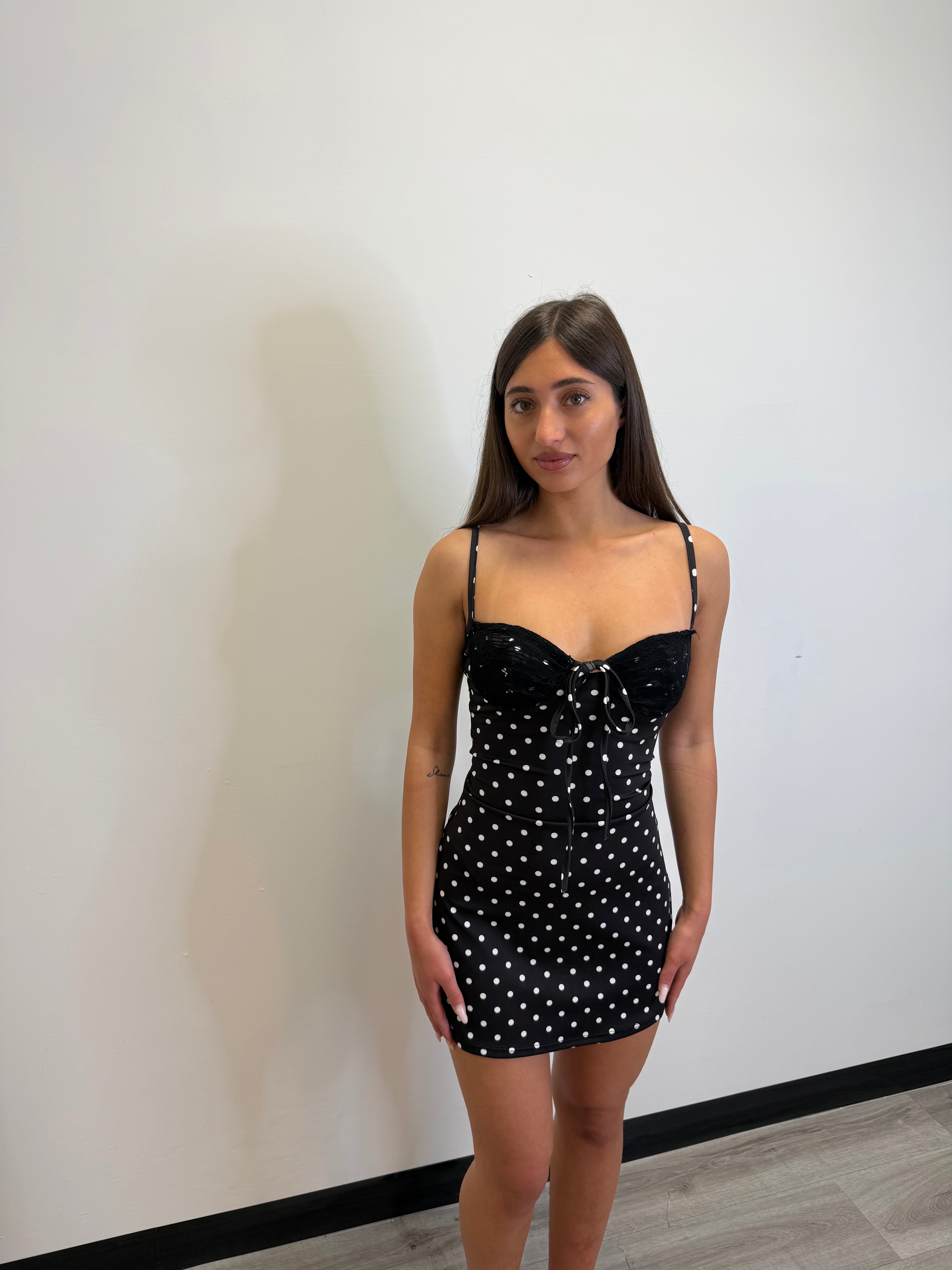 Abito a pois con dettagli in pizzo