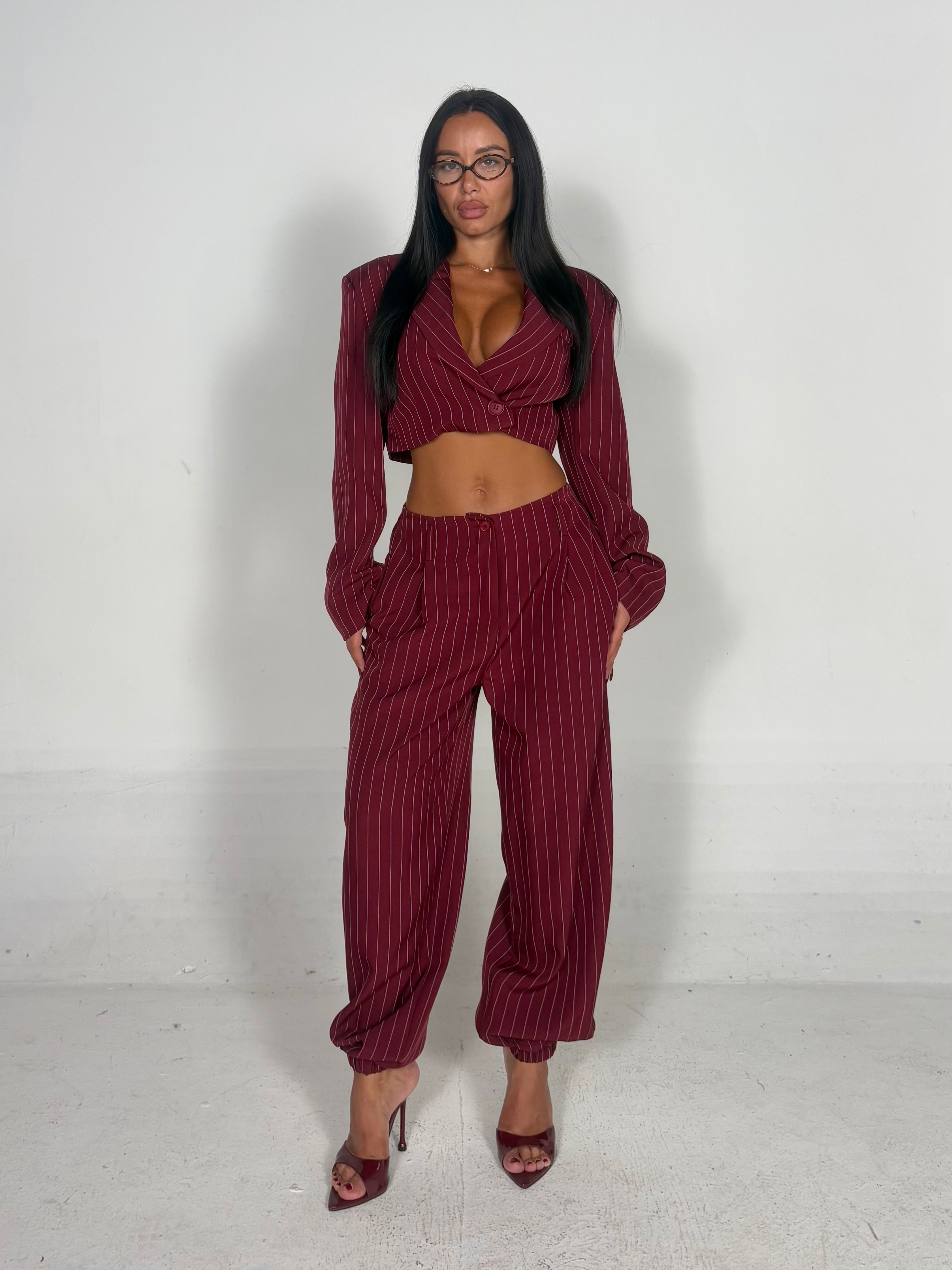 Tailleur gessato con elastico bordeaux