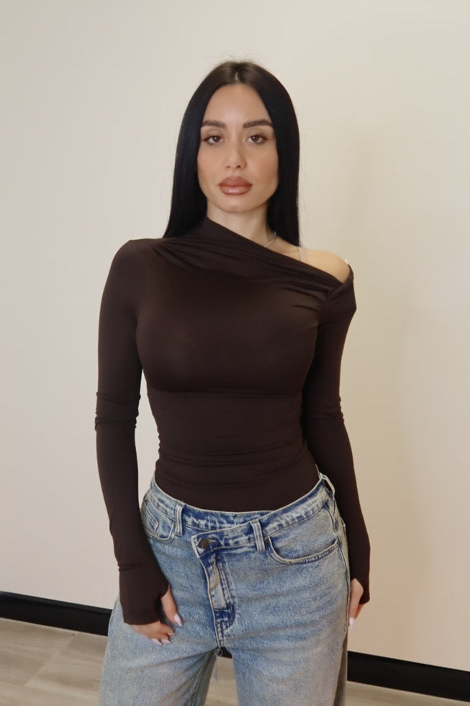 Maglia con taglio asimmetrico