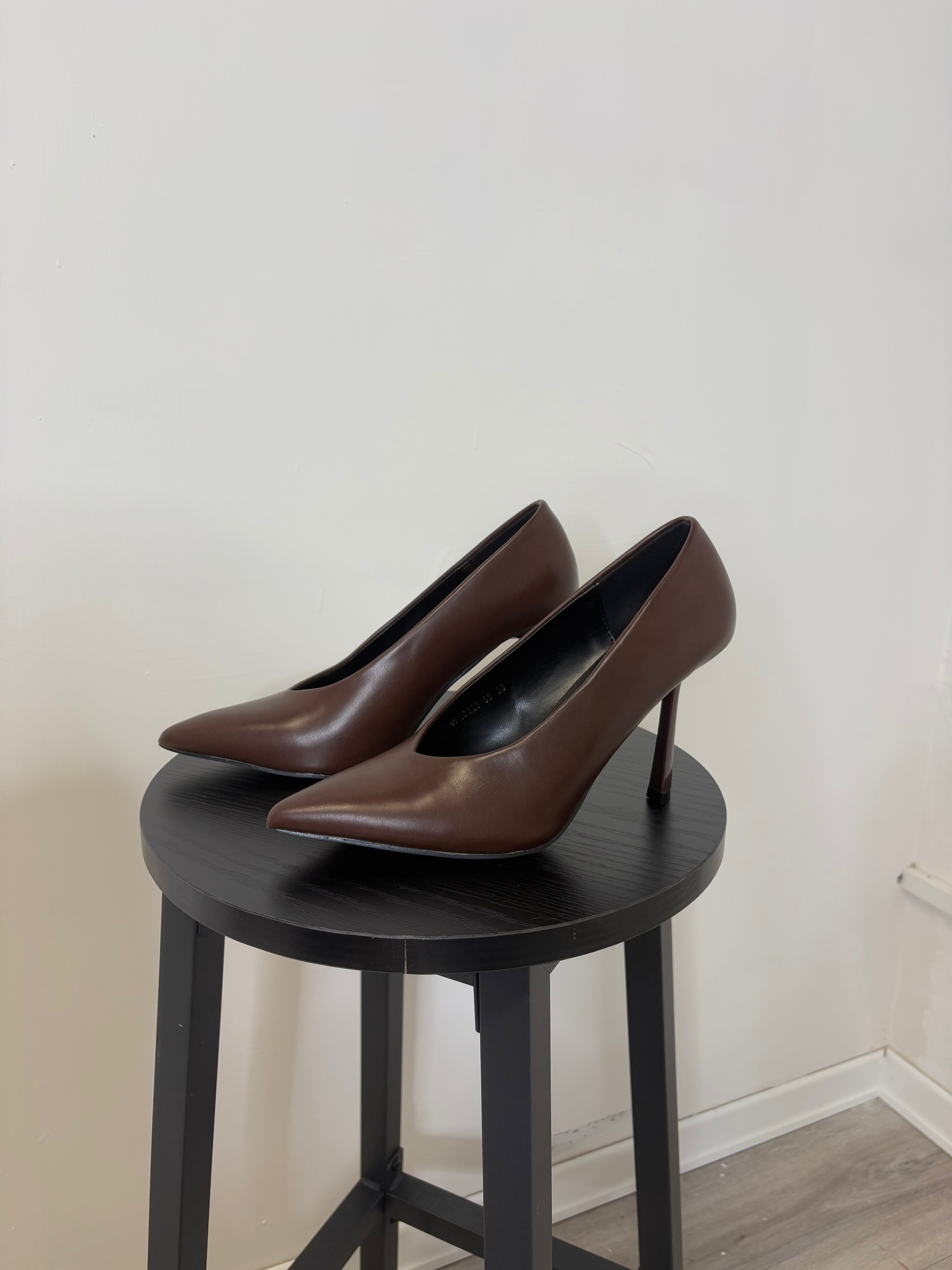 Decolletè ecopelle marrone